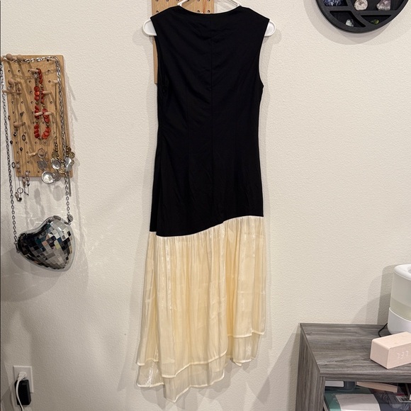 Commense. Elegant Black and Cream Sleeveless Dress - Picture 2 of 4